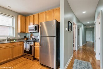 2815 W Howard St in Chicago, IL - Building Photo - Building Photo