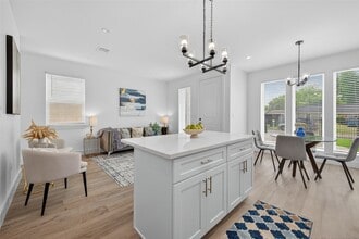 5027 Willow Glen Dr, Unit A in Houston, TX - Foto de edificio - Building Photo