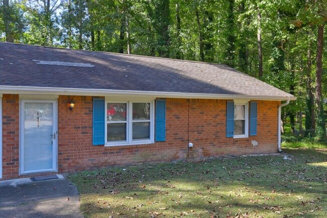2233 Davis Rd SW in Stone Mountain, GA - Building Photo - Building Photo
