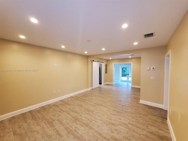 2375 SW 21st Ter in Miami, FL - Foto de edificio - Building Photo