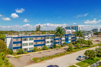 Loft at Third Apartments | Renovated 1 & 2 Bedrooms in St. Petersburg, FL - Foto de edificio - Building Photo