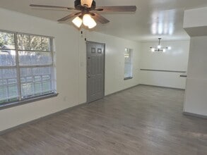 408 E Coombs St, Unit 2 in Alvin, TX - Foto de edificio - Building Photo