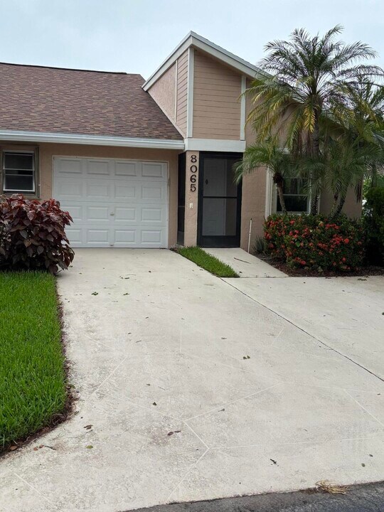 8065 Springtree Rd in Boca Raton, FL - Building Photo