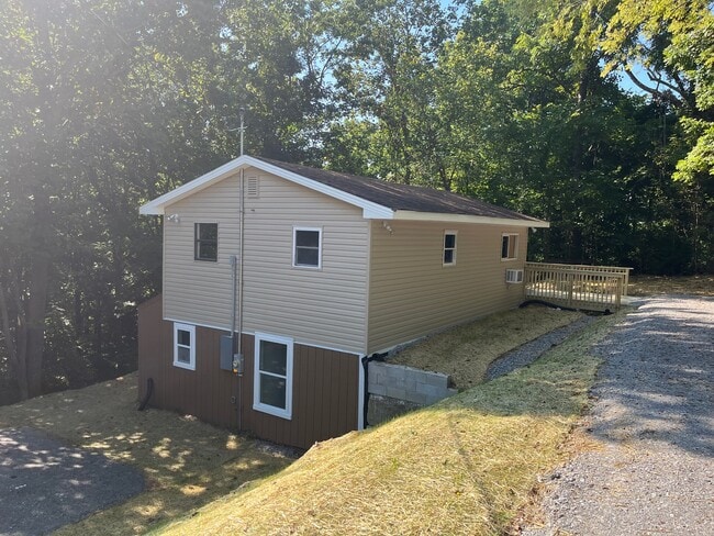 718 Mount Vernon Rd in Bethpage, TN - Foto de edificio - Building Photo