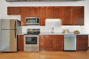 115 W Galena Blvd in Aurora, IL - Building Photo