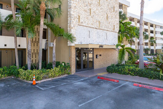 Beacon Towers in Hallandale Beach, FL - Building Photo - Building Photo