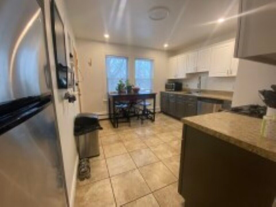 33 Oldfields Rd, Unit 4 in Boston, MA - Building Photo