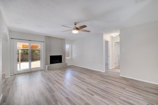 1404 Greenfield Dr in Round Rock, TX - Building Photo - Building Photo