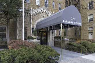 Parkway Towers in Yonkers, NY - Building Photo - Building Photo