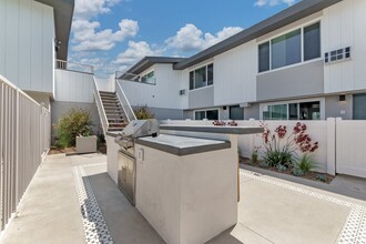 Dover Heights in Newport Beach, CA - Building Photo - Building Photo