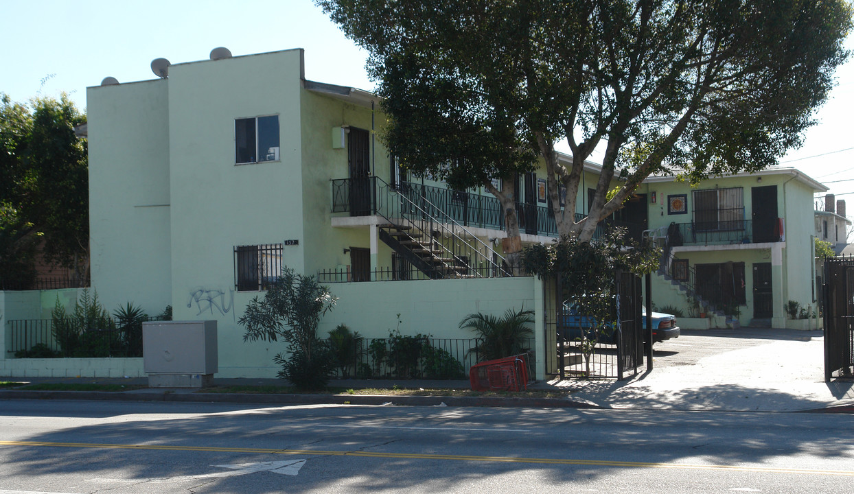 132 Vernon Ave in Los Angeles, CA - Building Photo