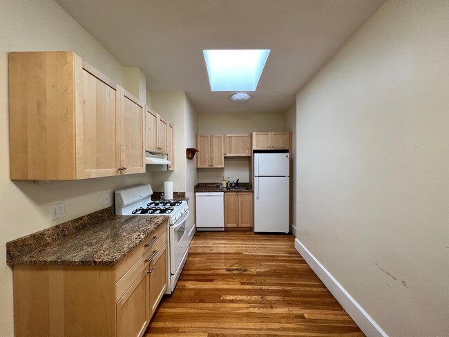 210 Massachusetts Ave, Unit 8 in Arlington, MA - Foto de edificio - Building Photo