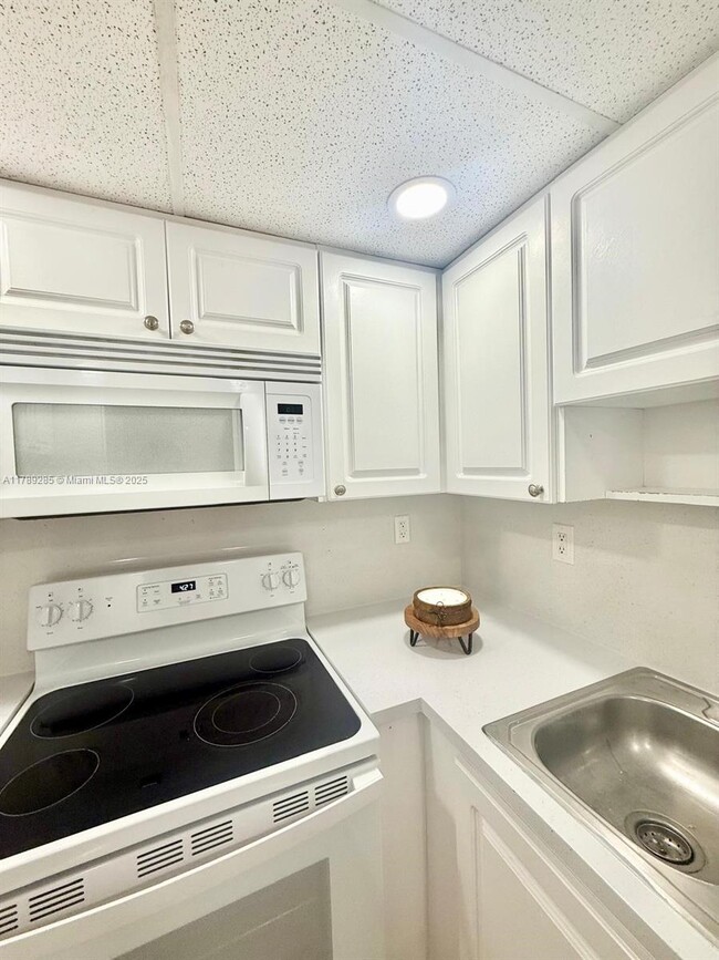 984 W 40th St in Hialeah, FL - Building Photo - Building Photo