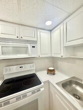 984 W 40th St in Hialeah, FL - Building Photo - Building Photo