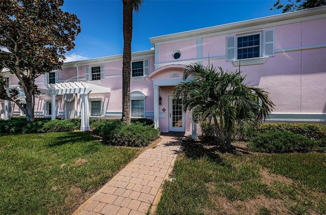 251 Pompano Dr SE, Unit D in St. Petersburg, FL - Foto de edificio - Building Photo