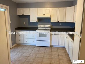 151 Fairgrounds Dr in Sacramento, CA - Foto de edificio - Building Photo