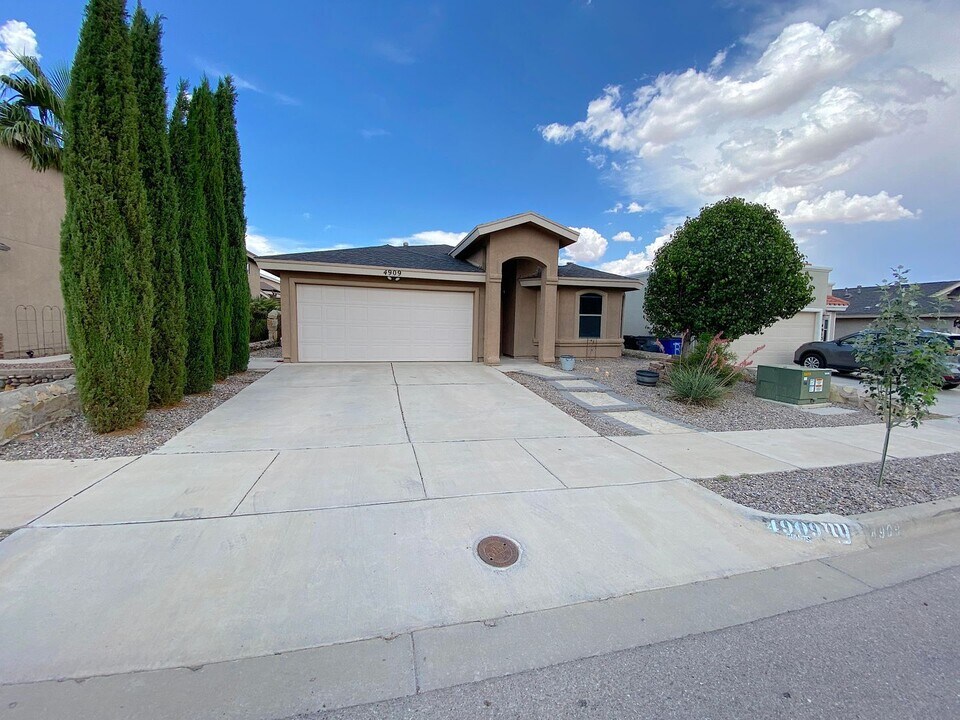 4909 Silver Ranch Ave in El Paso, TX - Building Photo