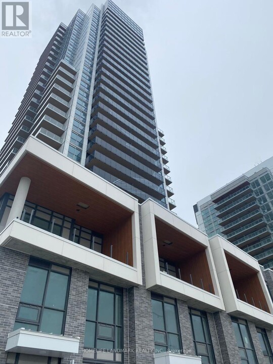 27-627 McMahon Dr in Toronto, ON - Building Photo