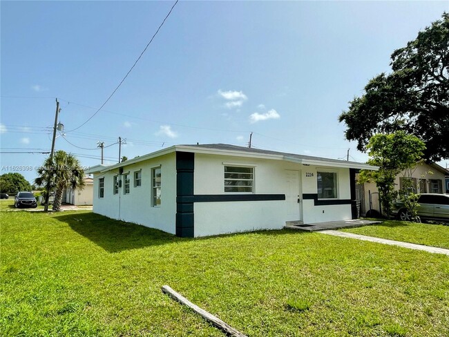 2214 Hope St in Hollywood, FL - Building Photo - Building Photo