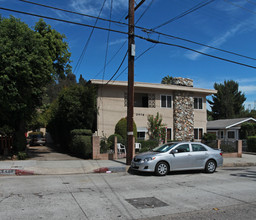 2476 N Beachwood Dr in Los Angeles, CA - Foto de edificio - Building Photo