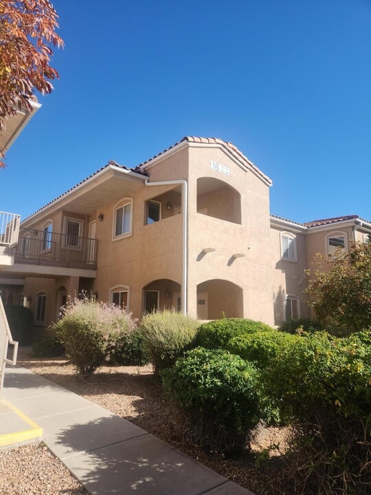 6800 Vista Del Norte Dr NE in Albuquerque, NM - Building Photo
