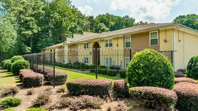 Crystal Heights Apartments in Atlanta, GA - Foto de edificio - Building Photo