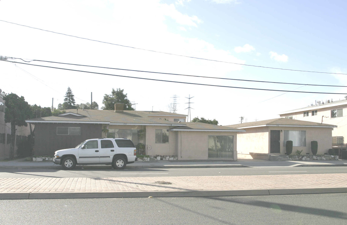 1554-1556 W Wardlow Rd in Long Beach, CA - Building Photo