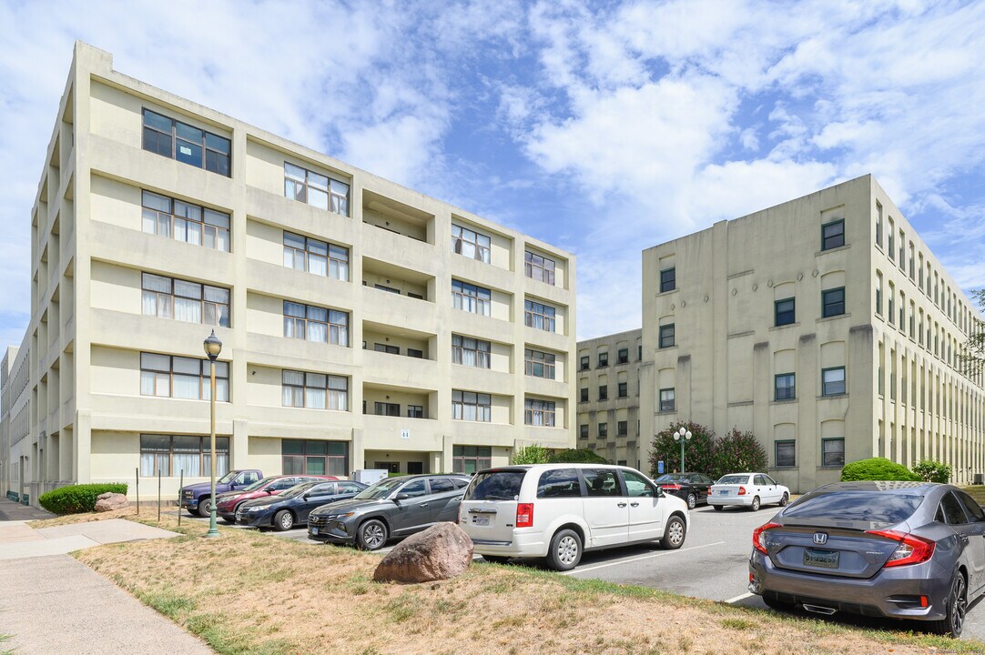 102 Judd Square in Wallingford, CT - Building Photo