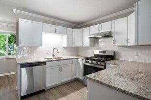 1940 Tall Oaks Dr, Unit Tall Oaks 1B in Aurora, IL - Building Photo