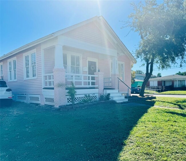 5027 Avenue Q in Galveston, TX - Building Photo - Building Photo