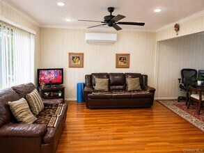 49 Garden Blvd in Hicksville, NY - Building Photo - Building Photo