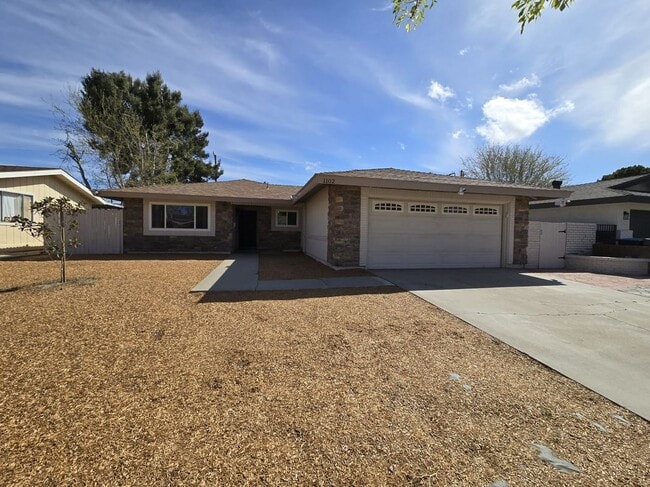 1102 E Ave J5 in Lancaster, CA - Building Photo - Building Photo