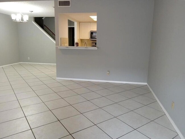 910 E Meadowmere Ln in Austin, TX - Building Photo - Building Photo