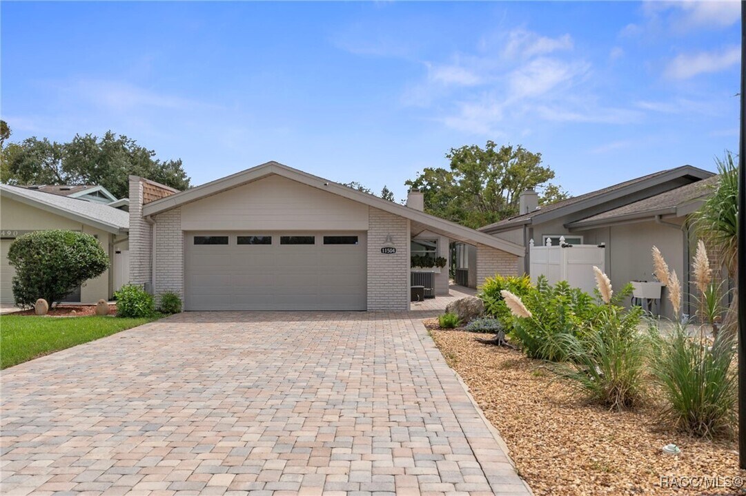 11504 W Clubview Dr in Homosassa, FL - Building Photo