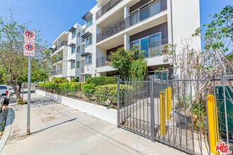 3061 W 12th Pl in Los Angeles, CA - Building Photo - Building Photo