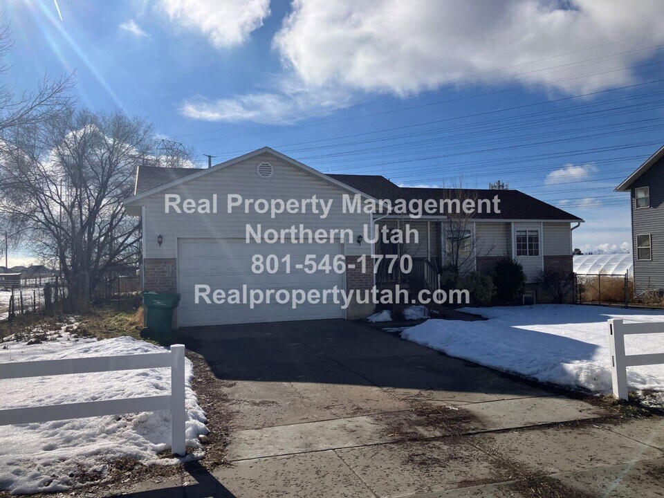 3051 W Gordon Ave in Layton, UT - Building Photo