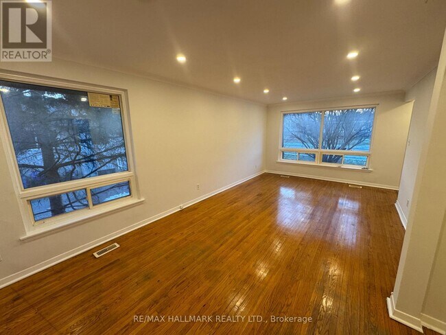 75 Bolton Ave in Newmarket, ON - Building Photo - Building Photo