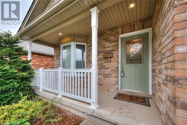 571 Brigantine Dr in Waterloo, ON - Building Photo - Building Photo