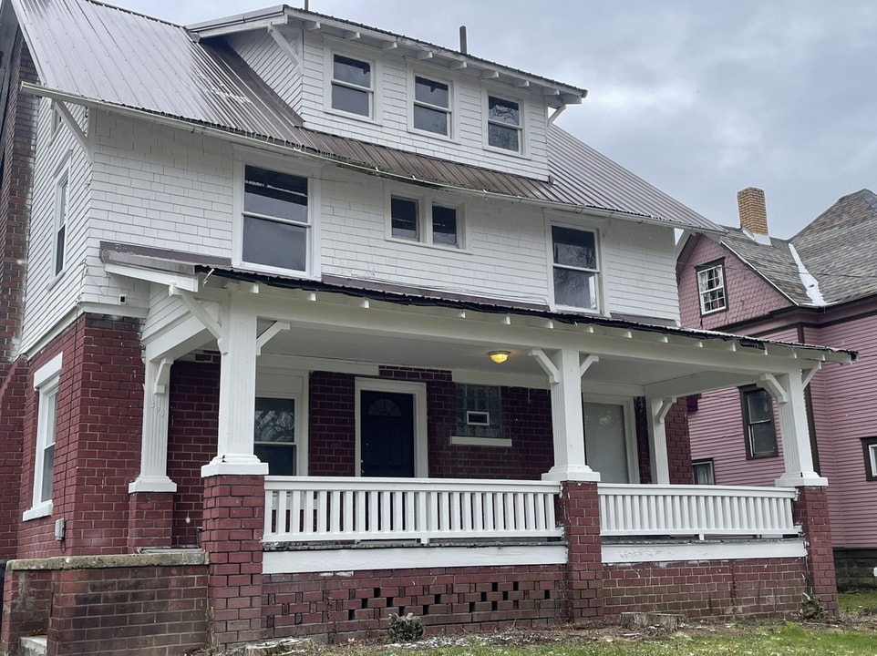 399 W Warren Ave, Unit 1 in Youngstown, OH - Building Photo