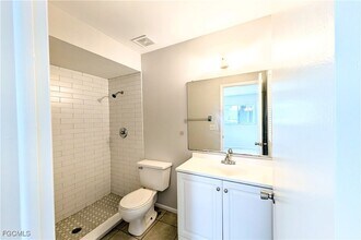 427 NE Pine Island Ln in Cape Coral, FL - Foto de edificio - Building Photo