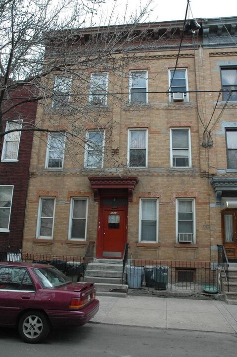 1814 Linden St in Ridgewood, NY - Building Photo