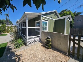 2614 W Chandler Blvd in Burbank, CA - Building Photo - Building Photo