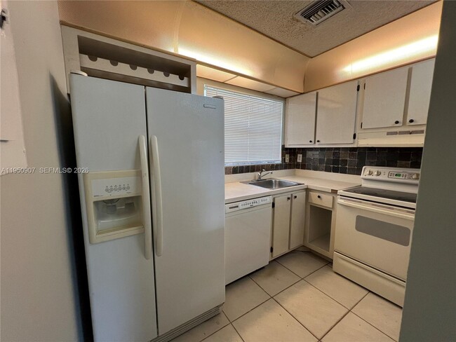 809 NE 214th Ln in Miami, FL - Building Photo - Building Photo