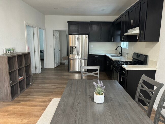 533 E 36th St in Los Angeles, CA - Foto de edificio - Building Photo