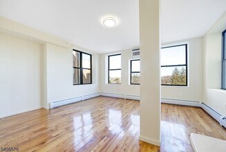 520 Belleville Ave in Belleville, NJ - Foto de edificio - Building Photo