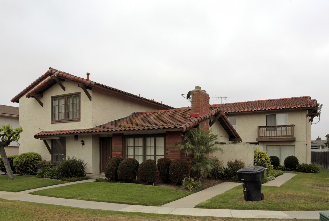 1211 S Sunburst Way in Anaheim, CA - Building Photo