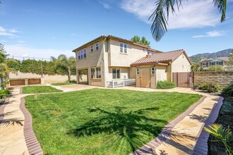 13443 Glenwood Dr in Sylmar, CA - Foto de edificio - Building Photo