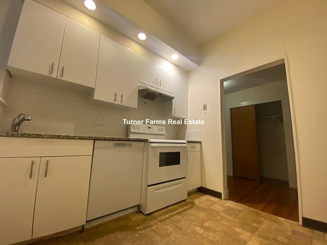 1386A Beacon St, Unit 4 in Brookline, MA - Foto de edificio - Building Photo