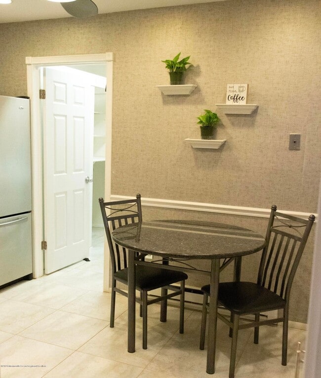 107 Amberly Dr, Unit 107 Amberly Unit B in Manalapan, NJ - Foto de edificio - Building Photo