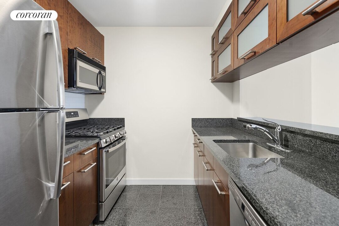 121 E 23rd St in New York, NY - Building Photo